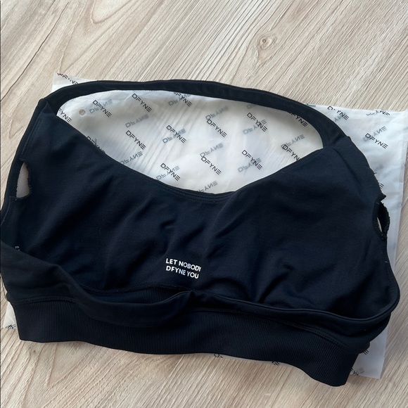 Dfyne Black Women's Sports Bra - Picture 2 of 4
